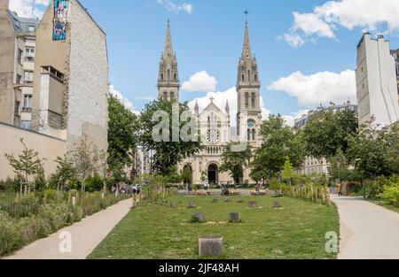Jardin Truillot, parc de la ville dans le 11th arrondissement de Paris, avec l'église Saint-Ambroise, jardin Truillot, Paris, France. Banque D'Images