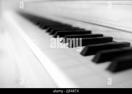 Touches de piano blanc vif sur un vieux instrument de musique avec ébène ton élevé et ivoire gros plan Banque D'Images