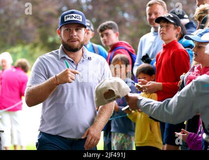 Tyrrell Hatton, en Angleterre, autographe un chapeau pour un fan lors de la journée Pro-Am de l'Horizon Irish Open 2022 à Mount Juliet Estate, Thomastown, Co Kilkenny. Date de la photo: Mercredi 29 juin 2022. Banque D'Images