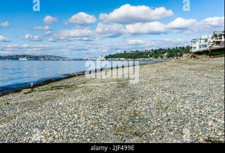 Vue sur la plage d'Alki depuis un point de l'ouest de Seattle. Banque D'Images