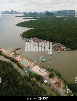 Vue aérienne d'une petite ville de pêche dans la jungle de la mangrove Banque D'Images