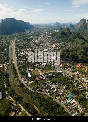 Vue aérienne de la ville de Phang Nga nichée entre les calcaires Banque D'Images