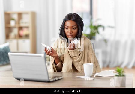 femme malade ayant un appel vidéo sur ordinateur portable à la maison Banque D'Images