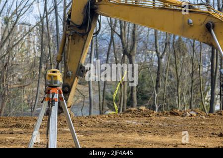 L'équipement de mesure de la construction, comme les niveleurs laser rotatifs, est utilisé pendant la construction de routes par l'entrepreneur Banque D'Images