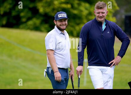 Tyrrell Hatton (à gauche) en Angleterre et Joe Canning, ancien hurleur de Galway, pendant la journée Pro-Am de l'Horizon Irish Open 2022 à Mount Juliet Estate, Thomastown, Co Kilkenny. Date de la photo: Mercredi 29 juin 2022. Banque D'Images