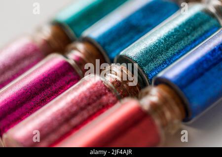 ensemble de paillettes en bouteilles sur fond blanc Banque D'Images