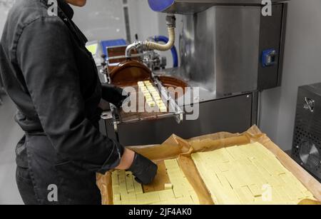 ouvrier traitant des bonbons à la confiserie Banque D'Images