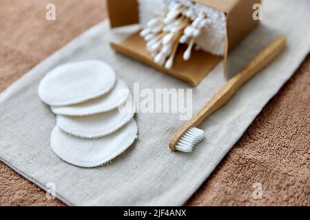 brosse à dents en bois, tampons de coton et écouvillons en boîte Banque D'Images