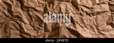 Bannière d'arrière-plan de texture de papier recyclé brun froissé et froissé. Barre de coupe panoramique large Banque D'Images
