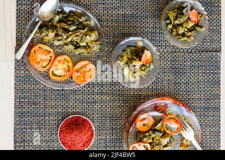 Coupé en dés d'Okra sautés dans du beurre, épices indiennes - feuille de Laurier, paprika, fenouil et oignon. Appelé Bhindi Masala ou Bharwa Bhindi ou Lady's Finger, il est épicé. Banque D'Images