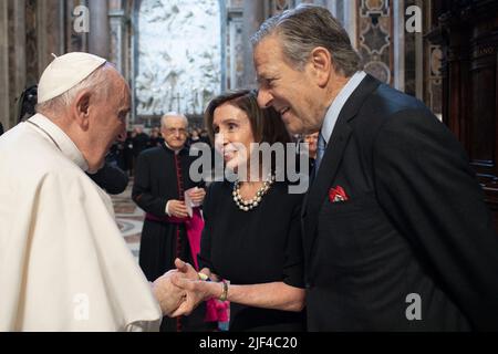 Vatican, Vatican. 29 juin 2022. Le pape François salue la Présidente de la Chambre des représentants américaine, Nancy Pelosi, et son mari, avant de célébrer une messe sur la solennité des saints Pierre et Paul, dans la basilique Saint-Pierre. (Photo de Vatican Media). Credit: Vatican Media/Picciarella/Alamy Live News Banque D'Images