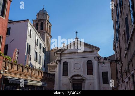 Venise, Italie - 06 11 2022 : église de San Simeone Profeta à Venise, le matin de l'été. Banque D'Images