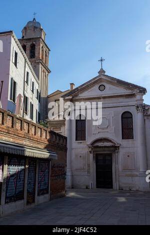 Venise, Italie - 06 11 2022 : église de San Simeone Profeta à Venise, le matin de l'été. Banque D'Images