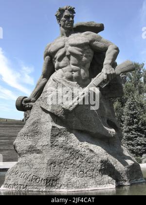 Mamaev Kurgan est une colline qui abrite un mémorial pour célébrer la bataille de Stalingrad célèbre pour la statue, 85 mètres de haut calledLes appels de la mère patrie Banque D'Images