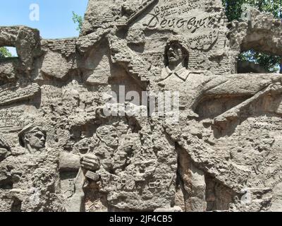 Mamaev Kurgan est une colline qui abrite un mémorial pour célébrer la bataille de Stalingrad célèbre pour la statue, 85 mètres de haut calledLes appels de la mère patrie Banque D'Images