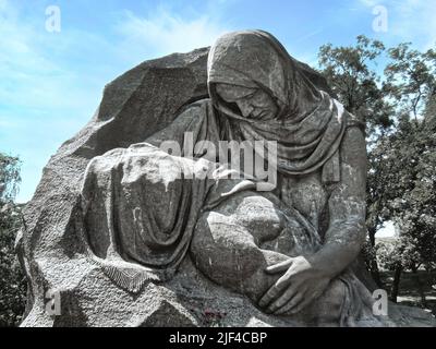 Mamaev Kurgan est une colline qui abrite un mémorial pour célébrer la bataille de Stalingrad célèbre pour la statue, 85 mètres de haut calledLes appels de la mère patrie Banque D'Images