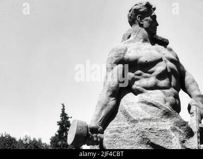 Mamaev Kurgan est une colline qui abrite un mémorial pour célébrer la bataille de Stalingrad célèbre pour la statue, 85 mètres de haut calledLes appels de la mère patrie Banque D'Images