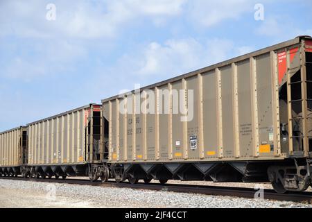 Kirkwood, Illinois, États-Unis. Un train à charbon Burlington Northern Santa Fe traversant le nord-ouest de l'Illinois vers l'est en direction de Galesburg et Chicago. Banque D'Images