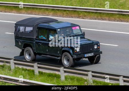 2014 Green Land Rover Defender 130 HCPU TD D/C TDCi LCV Heavy Duty Pick-up 2198cc Diesel ; sur l'autoroute M61 près de Manchester, Royaume-Uni Banque D'Images