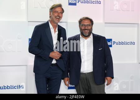 MILAN, ITALIE - JUIN 28 : Beppe Convertini et Giuseppe Calabre assistent à la présentation du calendrier du salon Rai 2022/2023 aux studios Rai Milan sur 28 juin, 2 Banque D'Images