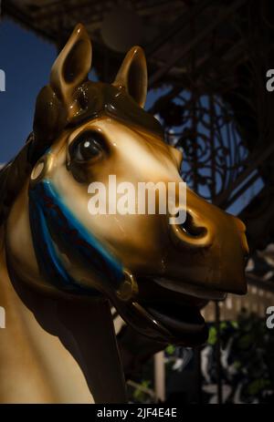 Gros plan d'un beau cheval en bois sculpté. Jouet pour enfants. Banque D'Images