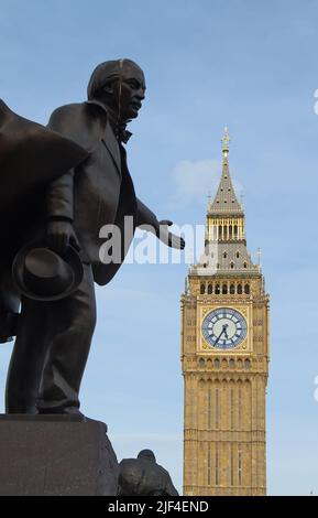 Statue de bronze de l'ancien premier ministre David Lloyd George pointant vers la tour de la reine Elizabeth, Big Ben et les chambres du Parlement sur la place du Parlement Banque D'Images