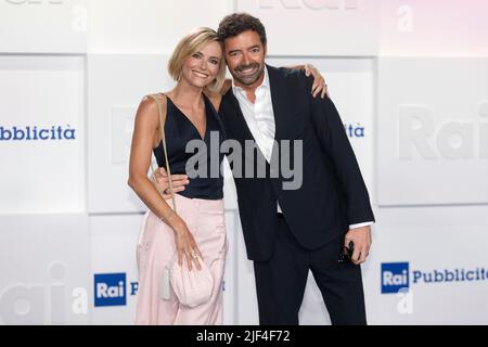 MILAN, ITALIE - JUIN 28 : Francesca Fialdini et Alberto Matano assistent à la présentation du calendrier du salon Rai 2022/2023 aux studios Rai Milan sur 28 juin, 202 Banque D'Images