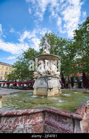 Vue sur la fontaine de la place Carnot à Carcassonne Banque D'Images