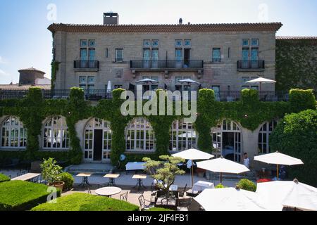 Vue sur le jardin à l'intérieur de l'Hôtel de la Cité de Carcassonne Banque D'Images