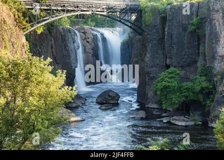 Cascade dans le parc historique national de Paterson Great Falls, Paterson, New Jersey Banque D'Images