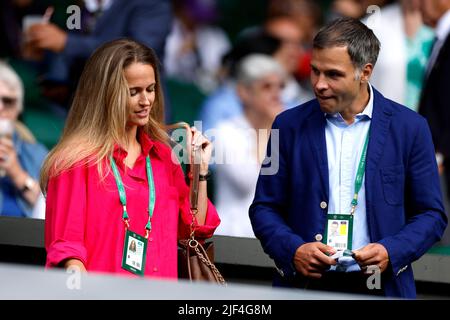 Kimberly Murray (à gauche), épouse d'Andy Murray en Grande-Bretagne, avec l'agent de joueur Matthew Gentry pendant le troisième jour des Championnats de Wimbledon 2022 au All England Lawn tennis and Croquet Club, Wimbledon. Date de la photo: Mercredi 29 juin 2022. Banque D'Images