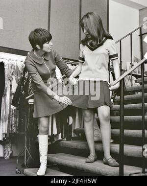 MARY quant - créatrice de mode britannique à Knightsbridge boutique Bazaar en 1967 avec gagnante d'un concours de magazines pour adolescents néerlandais. Photo : Tony bGale Banque D'Images