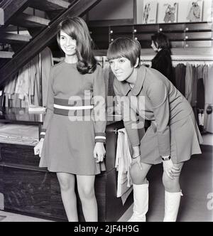 MARY quant - créatrice de mode britannique à Knightsbridge boutique Bazaar en 1967 avec gagnante d'un concours de magazines pour adolescents néerlandais. Photo : Tony bGale Banque D'Images