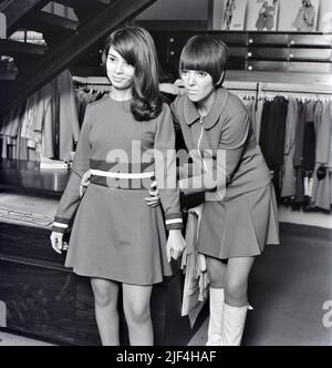 MARY quant - créatrice de mode britannique à Knightsbridge boutique Bazaar en 1967 avec gagnante d'un concours de magazines pour adolescents néerlandais. Photo : Tony bGale Banque D'Images