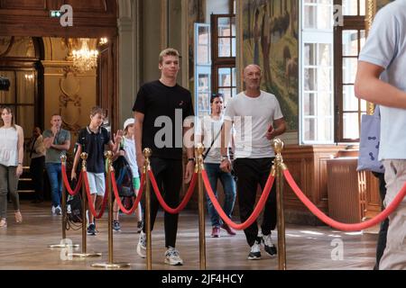 Léon MARCHAND arrive avec Fabien BARTHEZ (ancien joueur de football). Après ses deux médailles d'or (400m médailles) et sa médaille d'argent (200m médailles) au dernier championnat du monde de natation à Budapest, Léon MARCHAND a été reçu au Capitole de Toulouse (France) pour recevoir une médaille de la ville. Le nageur de 20 ans, originaire et résident de Toulouse, fils de quelques anciens nageurs olympiques, a évolué dans le CTOEC depuis son plus jeune âge. 29 juin 2022. Photo de Patrick Batard / ABACAPRESS.COM Banque D'Images