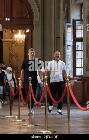 Léon MARCHAND arrive avec Fabien BARTHEZ (ancien joueur de football). Après ses deux médailles d'or (400m médailles) et sa médaille d'argent (200m médailles) au dernier championnat du monde de natation à Budapest, Léon MARCHAND a été reçu au Capitole de Toulouse (France) pour recevoir une médaille de la ville. Le nageur de 20 ans, originaire et résident de Toulouse, fils de quelques anciens nageurs olympiques, a évolué dans le CTOEC depuis son plus jeune âge. 29 juin 2022. Photo de Patrick Batard / ABACAPRESS.COM Banque D'Images