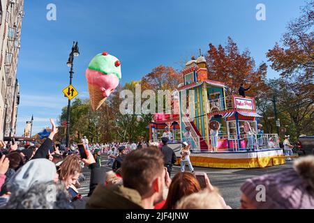 Manhattan, États-Unis - 24. 2021 novembre : montgolfière au cône de glace à la parade de Thanksgiving à New York Banque D'Images