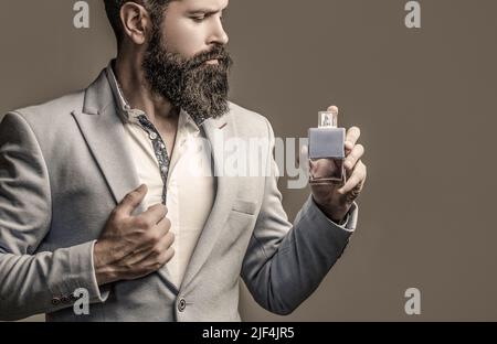 Parfum masculin, homme barbu en costume. Copier l'espace. Parfum masculin, homme barbu en costume. Parfum ou bouteille de cologne et parfumerie, cosmétiques Banque D'Images