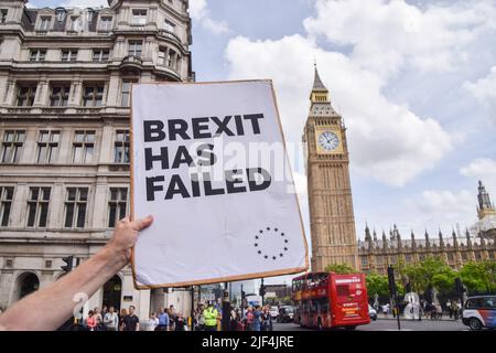 Londres, Royaume-Uni. 29th juin 2022. Un manifestant tient un écriteau « le Brexit a échoué ». Les manifestants se sont rassemblés sur la place du Parlement en solidarité avec le militant anti-Brexit Steve Bray le lendemain de la saisie de son système sonore par la police alors que le projet de loi sur la police, le crime, la condamnation et les tribunaux est entré en vigueur au Royaume-Uni, limitant les manifestations « bruyantes » et protestant contre les restrictions. Les manifestants ont joué de la musique forte sur un nouveau système audio. Credit: Vuk Valcic/Alamy Live News Banque D'Images