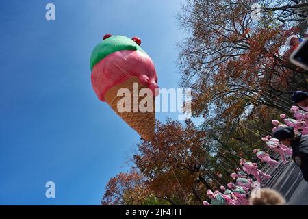 Manhattan, États-Unis - 24. 2021 novembre : montgolfière au cône de glace à la parade de Thanksgiving à New York Banque D'Images