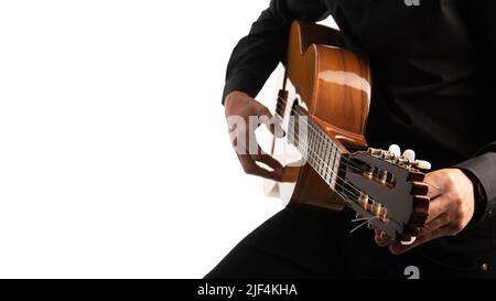 Guitare classique isolée et mains de guitariste jouer sur fond blanc avec espace de copie Banque D'Images