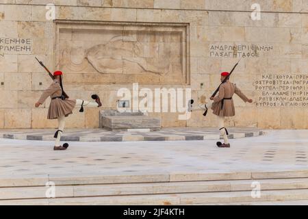 ATHÈNES, GRÈCE - MAI 06 2022: Gardes cérémoniels présidentiels - Evzones à la tombe du Soldat inconnu devant le Parlement grec, Athènes, GR Banque D'Images