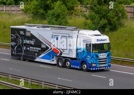 Smithy Driving Scania R420 Eddie Stobart 1272cc Diesel Synetiq camion pour TAS Racing BMW Motorrad Motorsport moto remorque articulée sur l'autoroute M61 près de Manchester, Royaume-Uni Banque D'Images