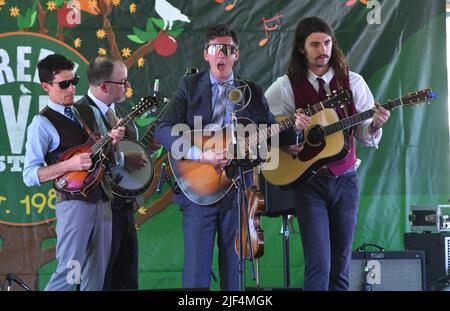 Les membres du groupe Poor Monroe, John Benjamin (mandoline), Eric Lee (guitare/violon) et Sean Davis (guitare) se présentent sur scène lors d’un concert « live » au Green River Festival. Banque D'Images