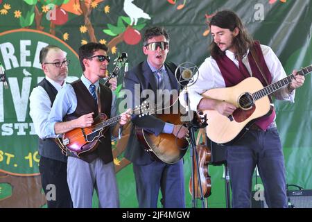 Les membres du groupe Poor Monroe, John Benjamin (mandoline), Eric Lee (guitare/violon) et Sean Davis (guitare) se présentent sur scène lors d’un concert « live » au Green River Festival. Banque D'Images