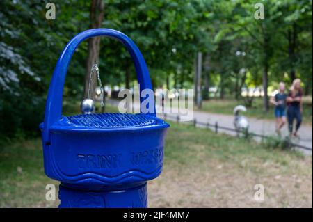 Berlin, Allemagne. 29th juin 2022. Dans le Volkspark Friedrichshain il y a une fontaine d'eau potable. Credit: Christophe bateau/dpa/Alay Live News Banque D'Images