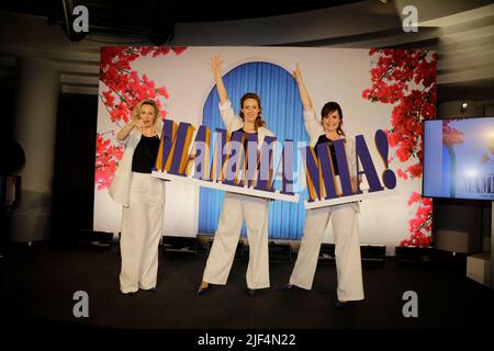 Vorstellung der Drei Darstellerinnen des Gesangstrios 'donna und die dynamos': Jennifer van Brenk,Anna Thorén und Franziska Lessing für das musical ' Banque D'Images