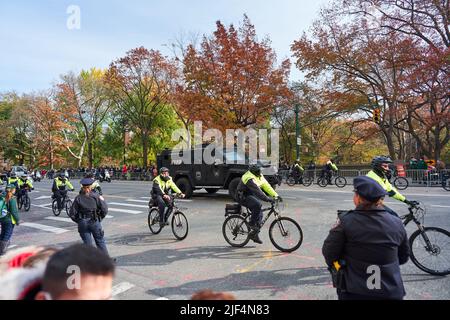 Manhattan, États-Unis - 24. 2021 novembre : service d'urgence de la NYPD, véhicule blindé lourd. La sécurité à Thanksgiving Parade à New York Banque D'Images