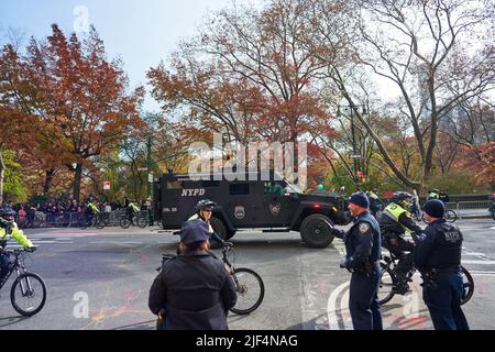 Manhattan, États-Unis - 24. 2021 novembre : service d'urgence de la NYPD, véhicule blindé lourd. La sécurité à Thanksgiving Parade à New York. Débardeur NYPD blindé Banque D'Images