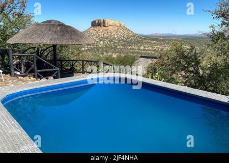 Piscine donnant sur les hautes terrasses d'Ugab Banque D'Images